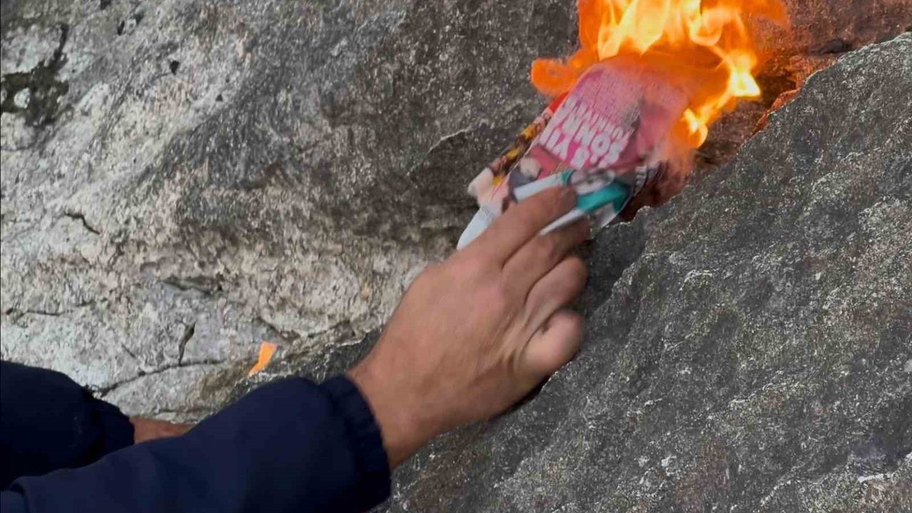 Eğirdir Gölü'nde su çekilmesiyle açığa çıkan kayalıklardan alev yükseldi, metan şüphesi