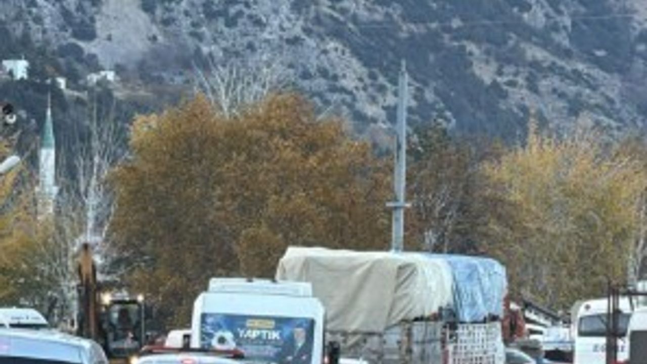 Eğirdir Sanayi Kavşağı'nda iki tır çarpıştı: 1 yaralı, dorsedeki yükler yola savruldu