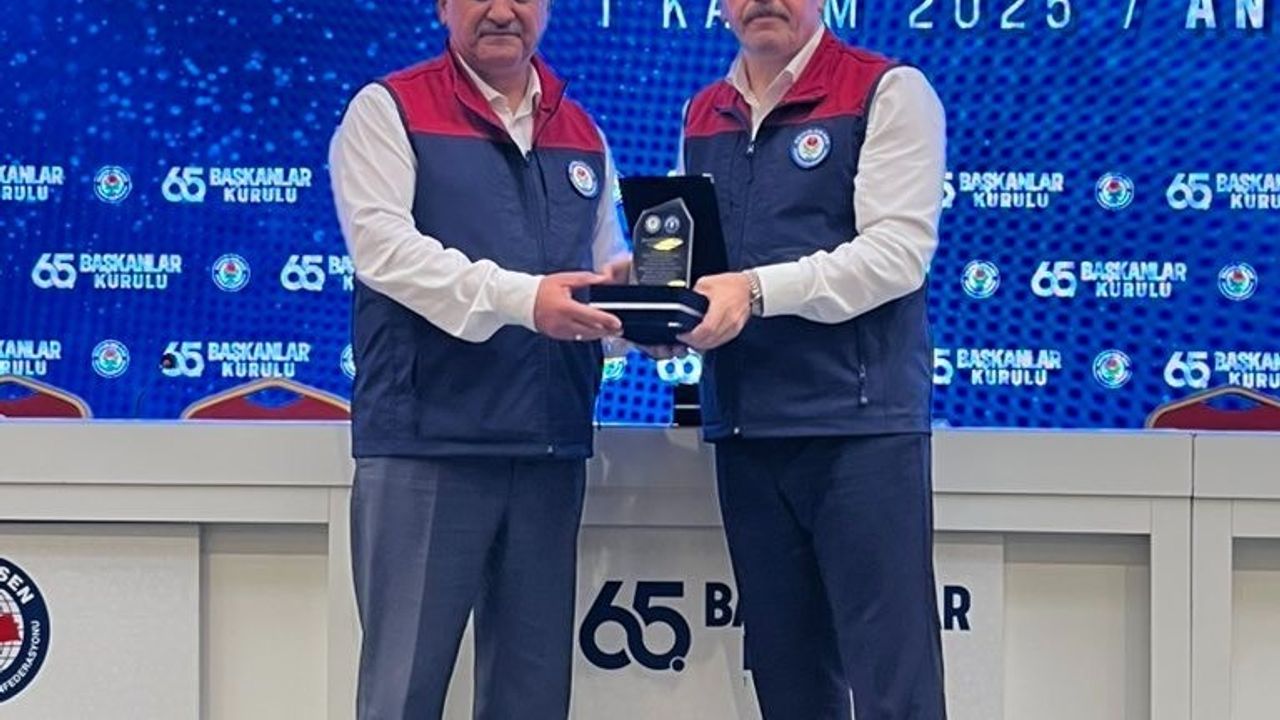 Eğitim Bir Sen Antalya Şubesi’ne üyelik başarısı nedeniyle teşekkür plaketi