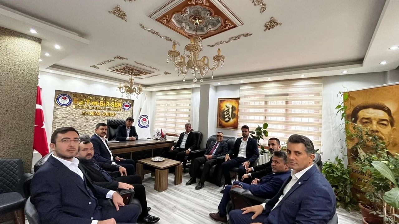 Eğitim-Bir-Sen Yunusemre İlçe Temsilciliğinde bayrak değişimi: Zeynel Mutlu görevi devraldı