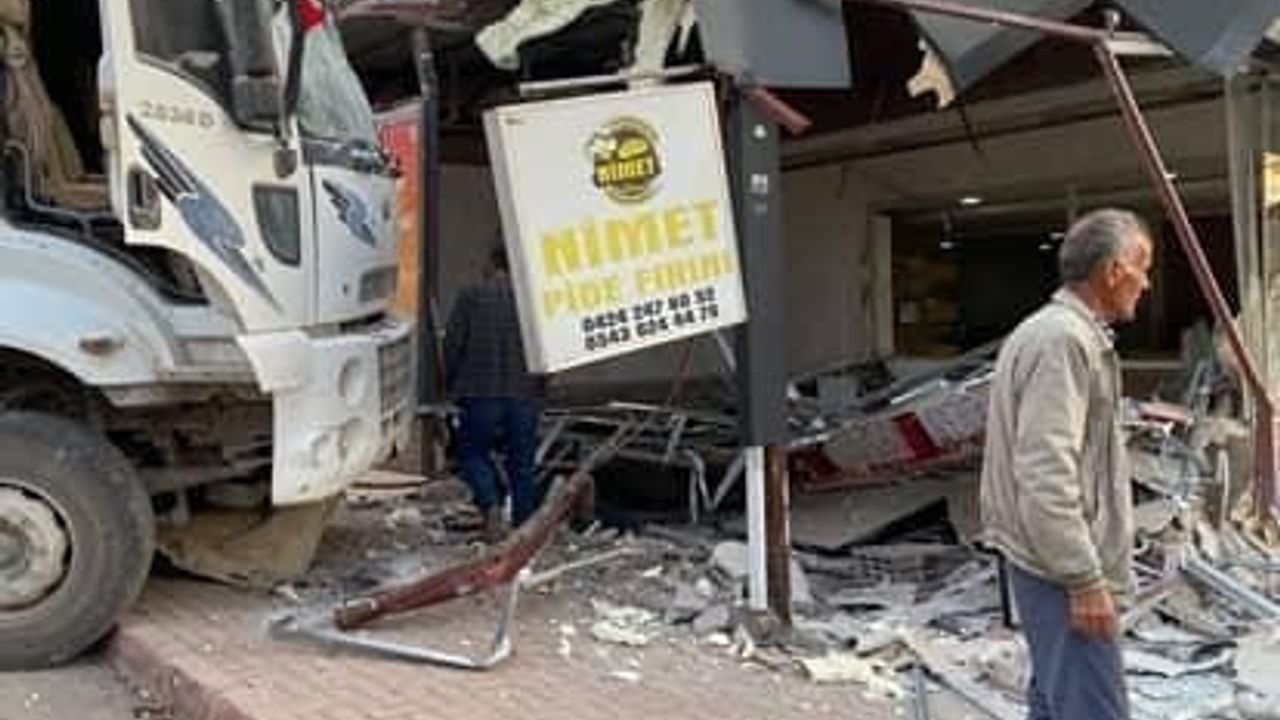 Elazığ Abdullahpaşa Mahallesi'nde freni patlayan kamyon ekmek fırınına daldı