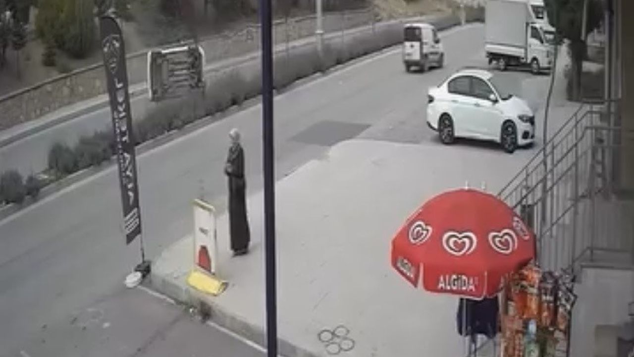 Elazığ Abdullapaşa Mahallesi’nde hafif ticari araç yan yattı: 1 yaralı, kaza anı güvenlik kamerasında