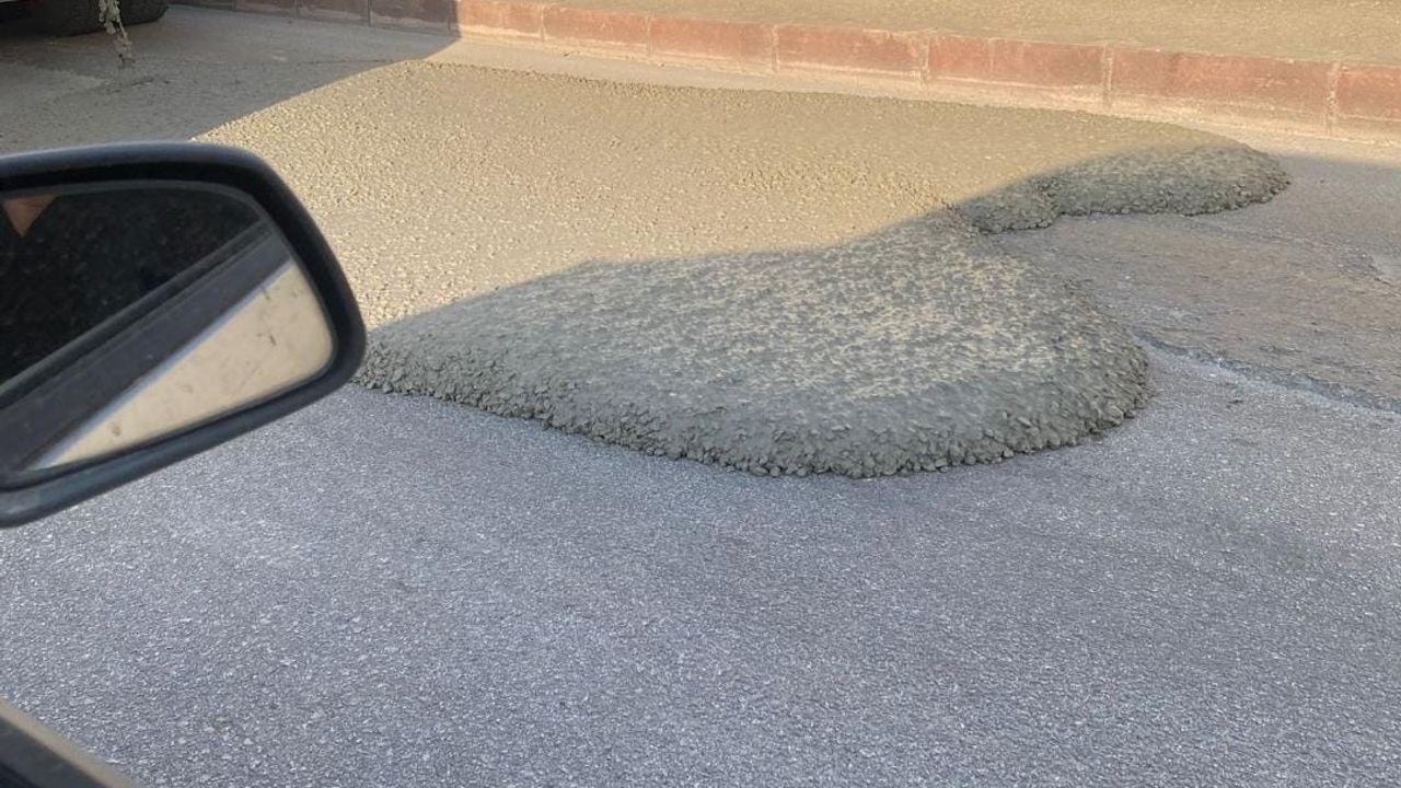 Elazığ Aksaray Mahallesi'nde mikserden taşan beton asfalt yola döküldü