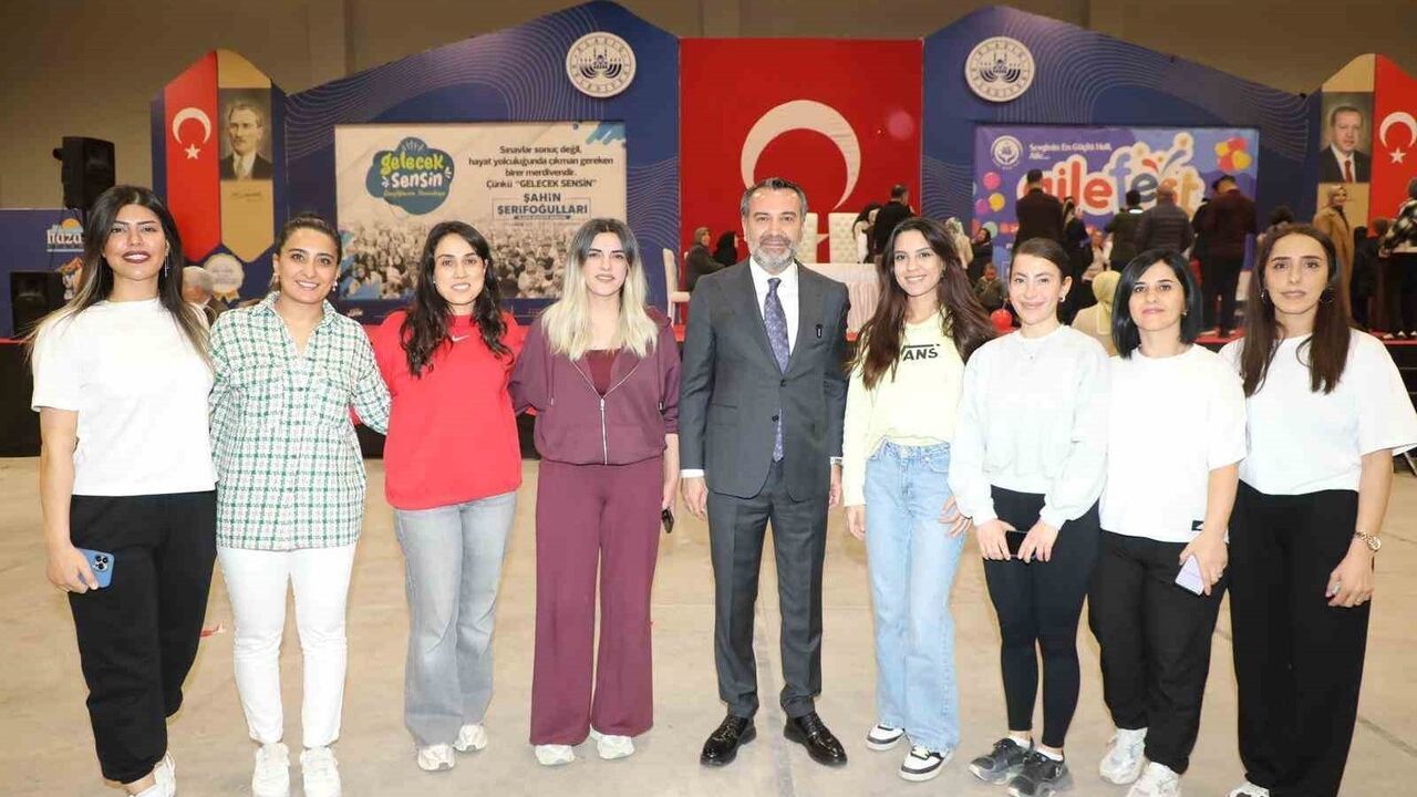 Elazığ Belediye Başkanı Şahin Şerifoğulları AileFest'te ailelerle buluştu; genç çiftin nikahını kıydı