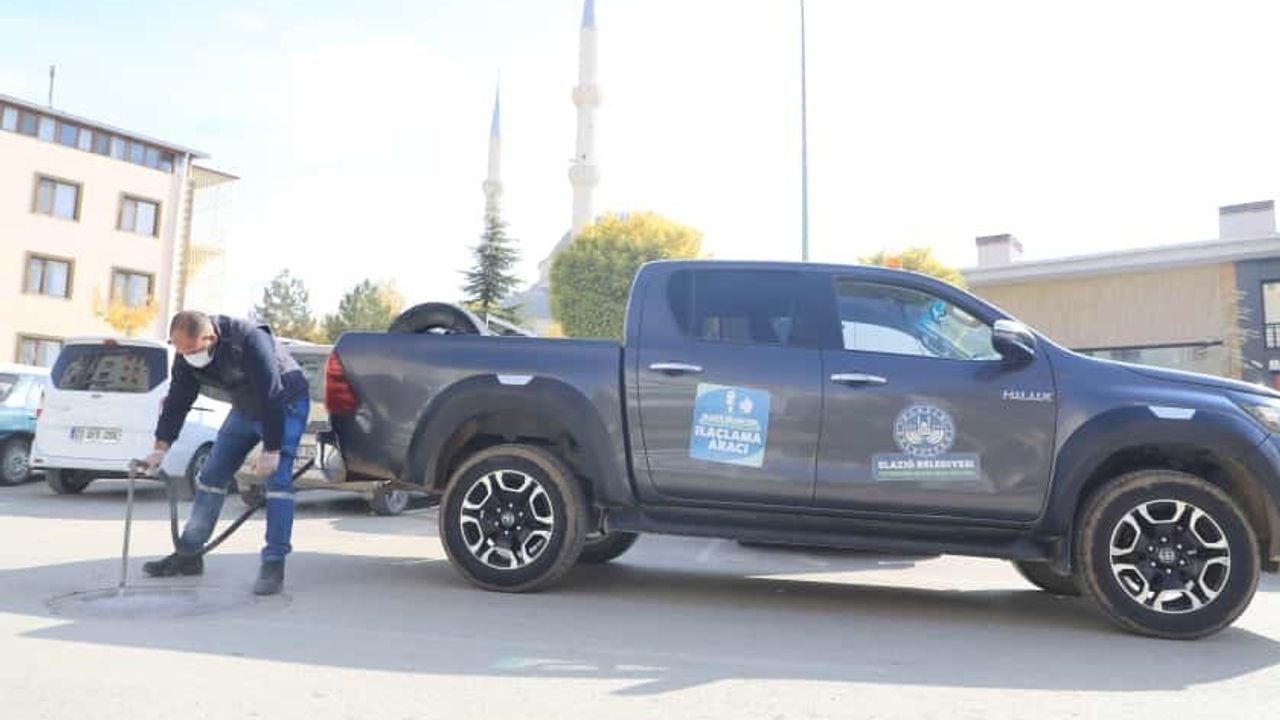 Elazığ Belediyesi kanalizasyon ve yağmur suyu giderlerinde ilaçlama çalışmalarını sürdürüyor