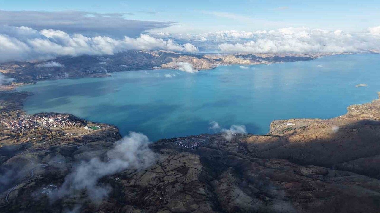 Elazığ'da 2 bin 347 rakımlı Hazarbaba Dağı ve Hazar Gölü karla kaplandı