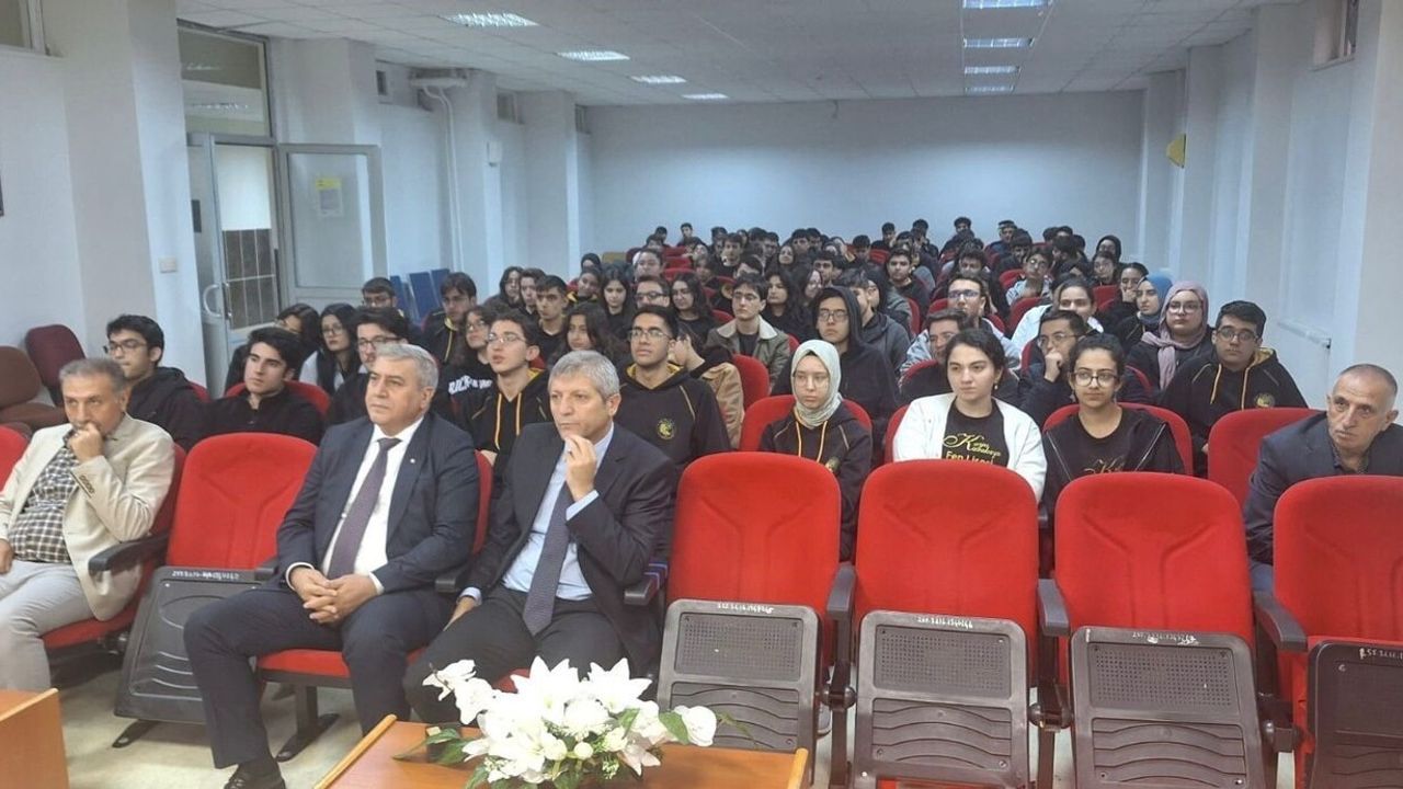 Elazığ'da 31 Lisede Eş Zamanlı 'Üniversitem Yanımda' Etkinliğiyle Fırat Üniversitesi Tanıtıldı