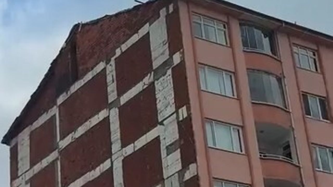 Elazığ'da 8 katlı binanın çatısında önlemsiz çalışma güvenlik endişesi oluşturdu