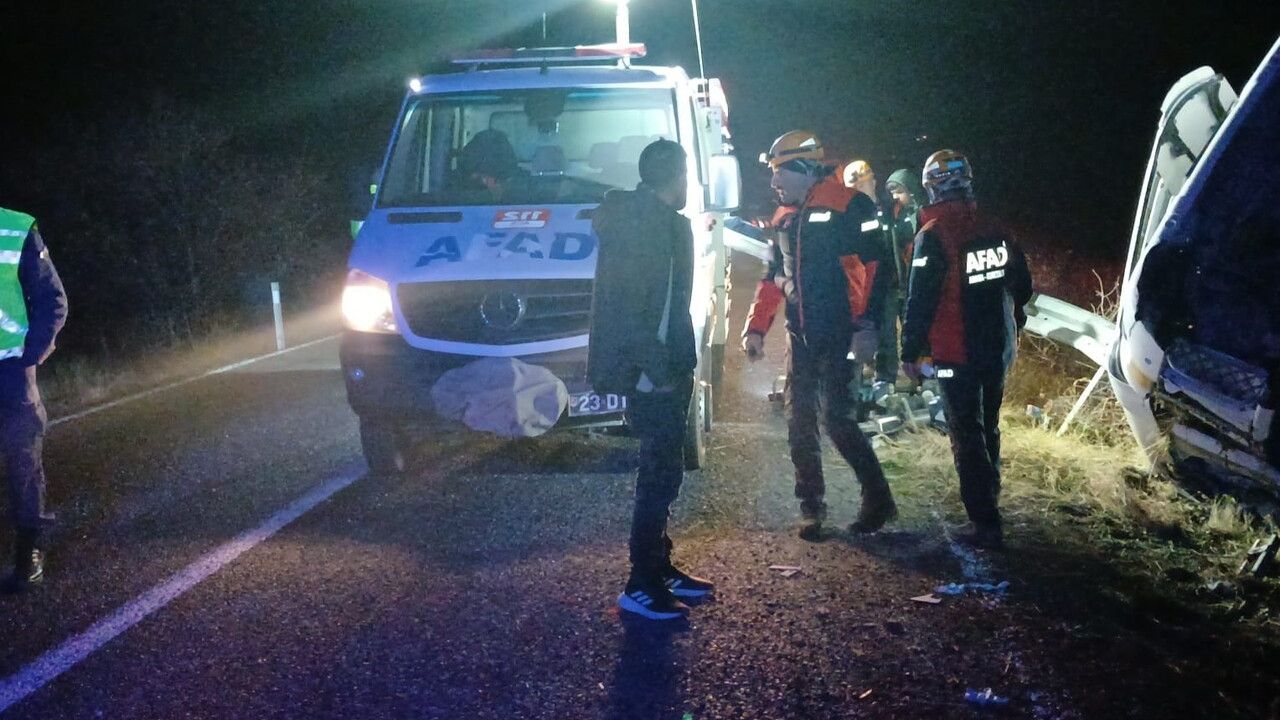 Elazığ'da bariyerlere çarpan kamyon devrildi: Sürücü yaralandı