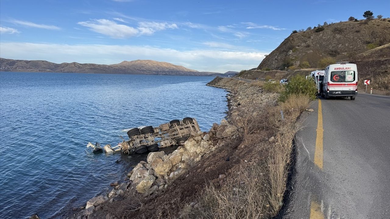 Elazığ'da beton mikseri Hazar Gölü'ne devrildi: sürücü yaralandı