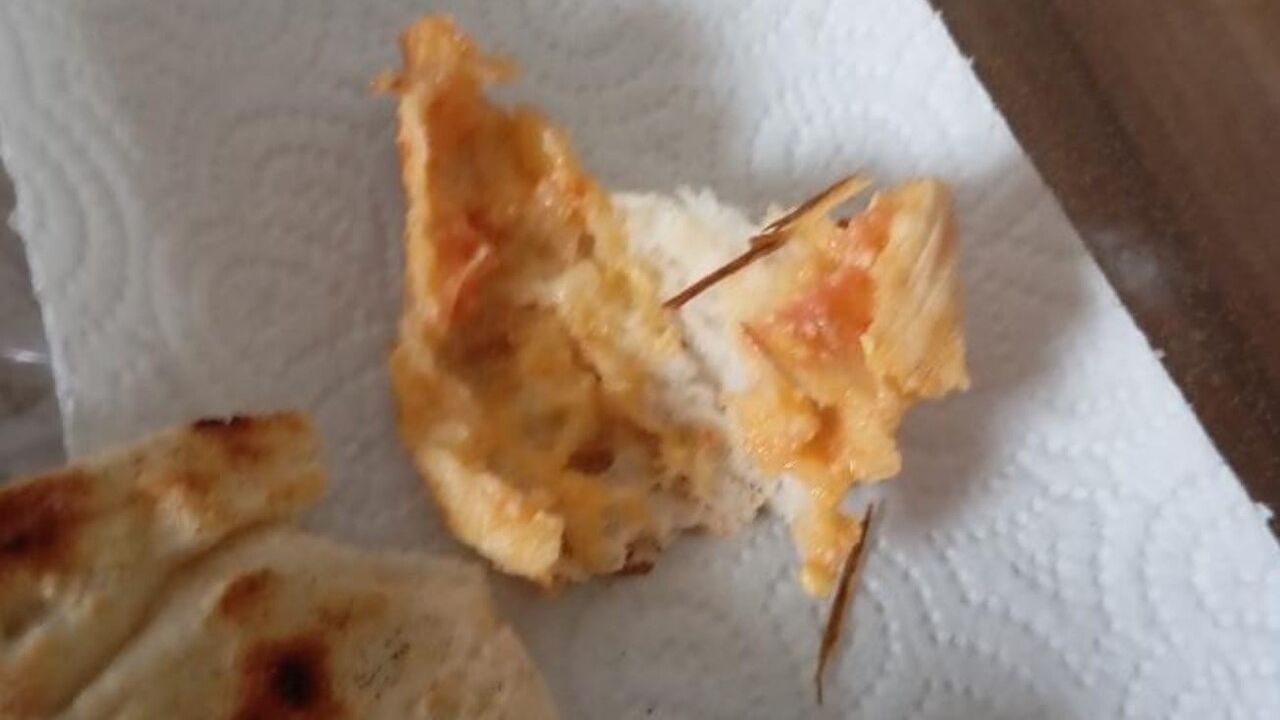 Elazığ'da Çatalçeşme Mahallesi'nde satın alınan ekmekten odun parçaları çıktı