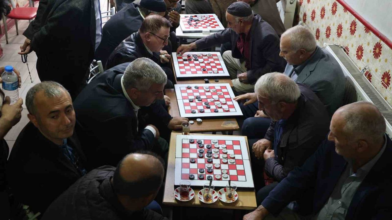 Elazığ'da Dama Geleneği: 65 Yaş Üstü Emekliler Aynı Çay Ocağında Buluşuyor