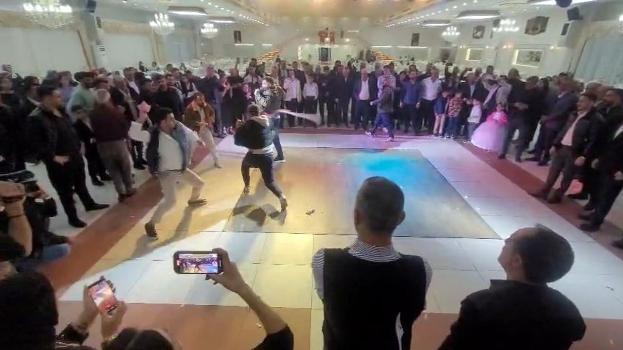 Elazığ'da düğünde Malatya'ya özgü Tura oyunu sergilendi