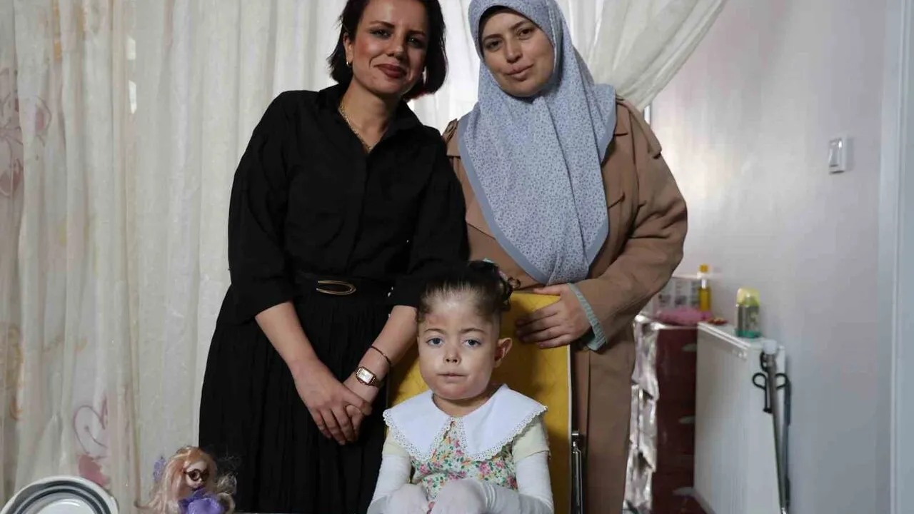 Elazığ'da evde eğitim: Epidermolizis bülloza hastası Fatma'nın okuma sevgisi öğretmeniyle güçleniyor