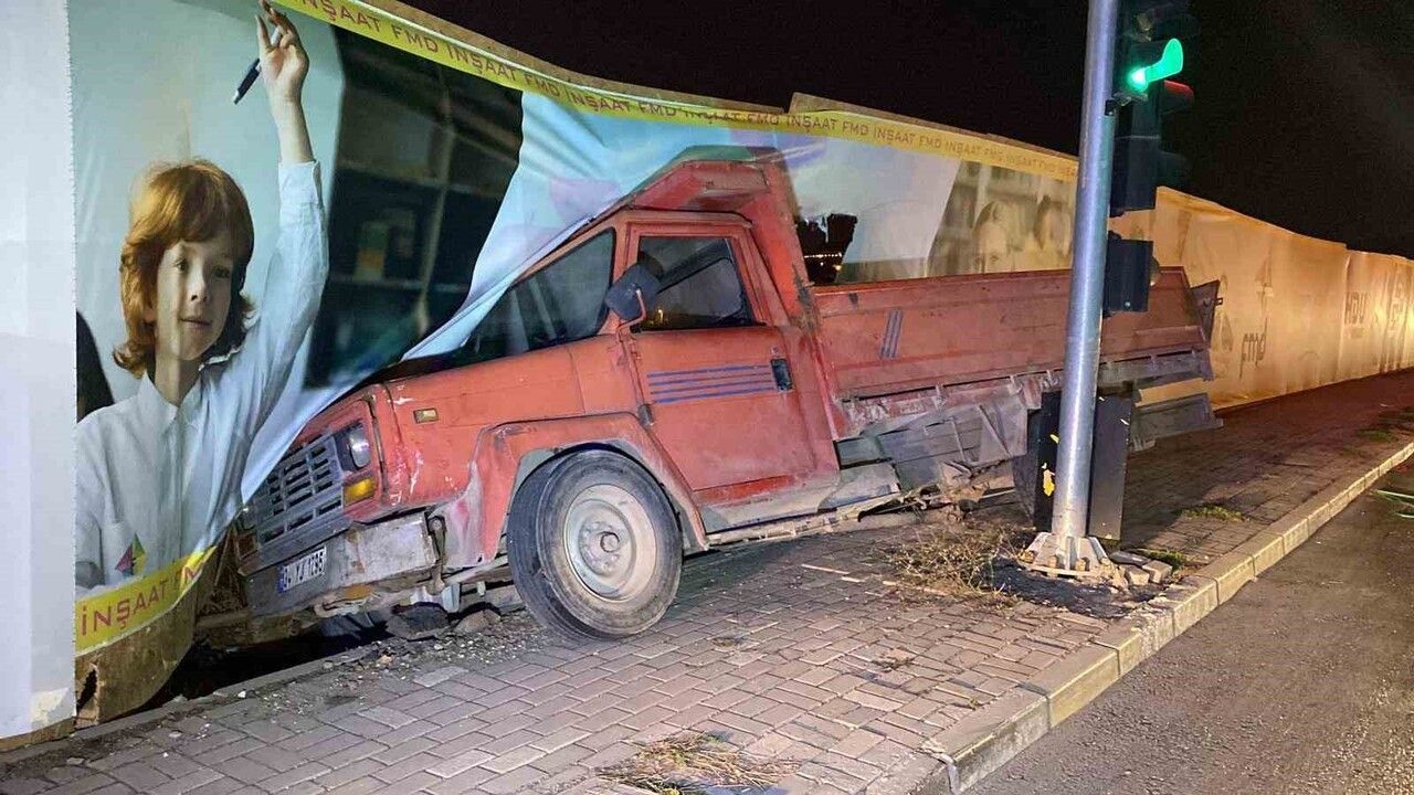 Elazığ'da freni patlayan kamyon otomobile ve inşaat bariyerine çarptı: 2 yaralı