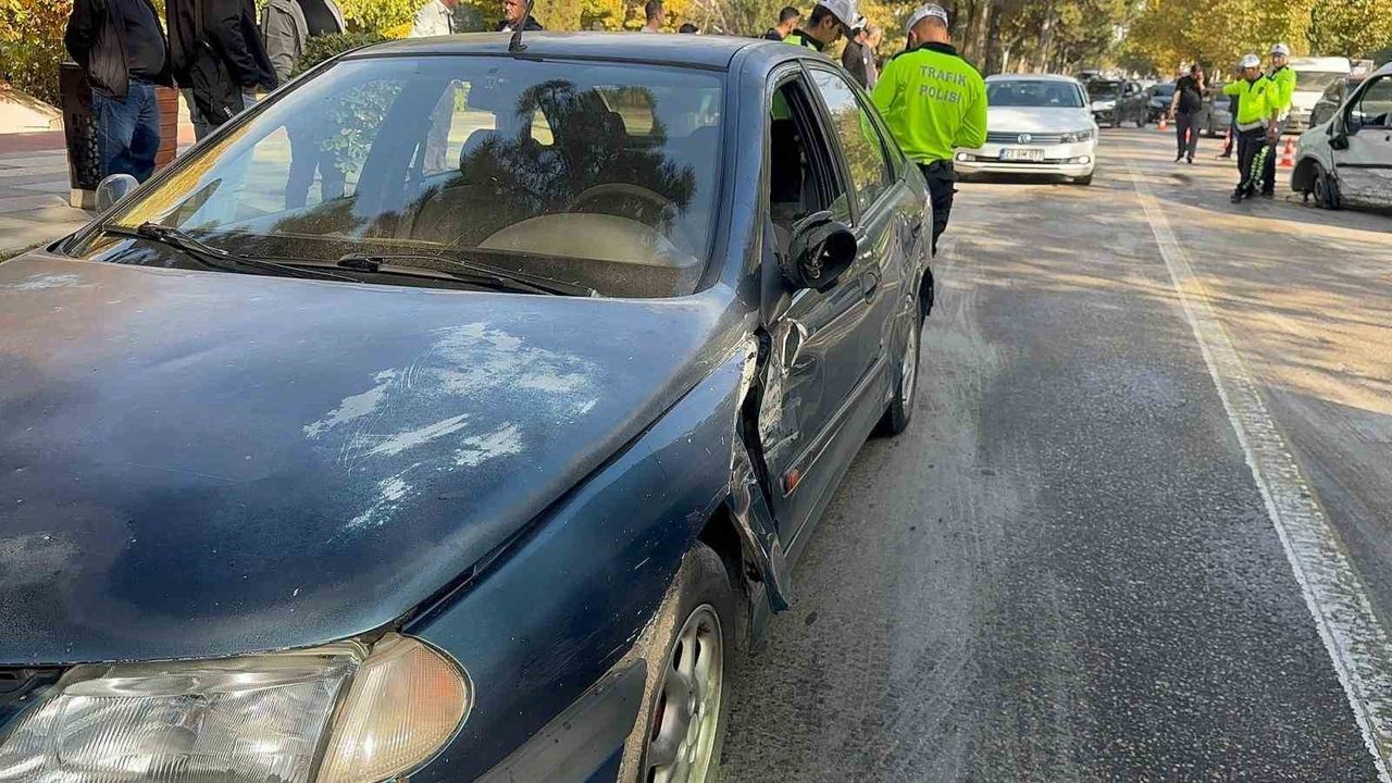 Elazığ'da hafif ticari araç ile otomobil çarpıştı — Yaralanma yok, araçlarda maddi hasar