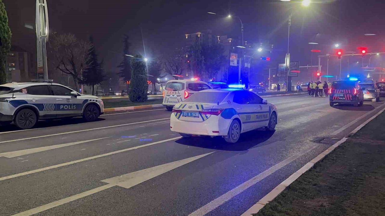 Elazığ'da Hazardağlı kavşağında zincirleme kaza: 7 otomobil, 2 yaralı