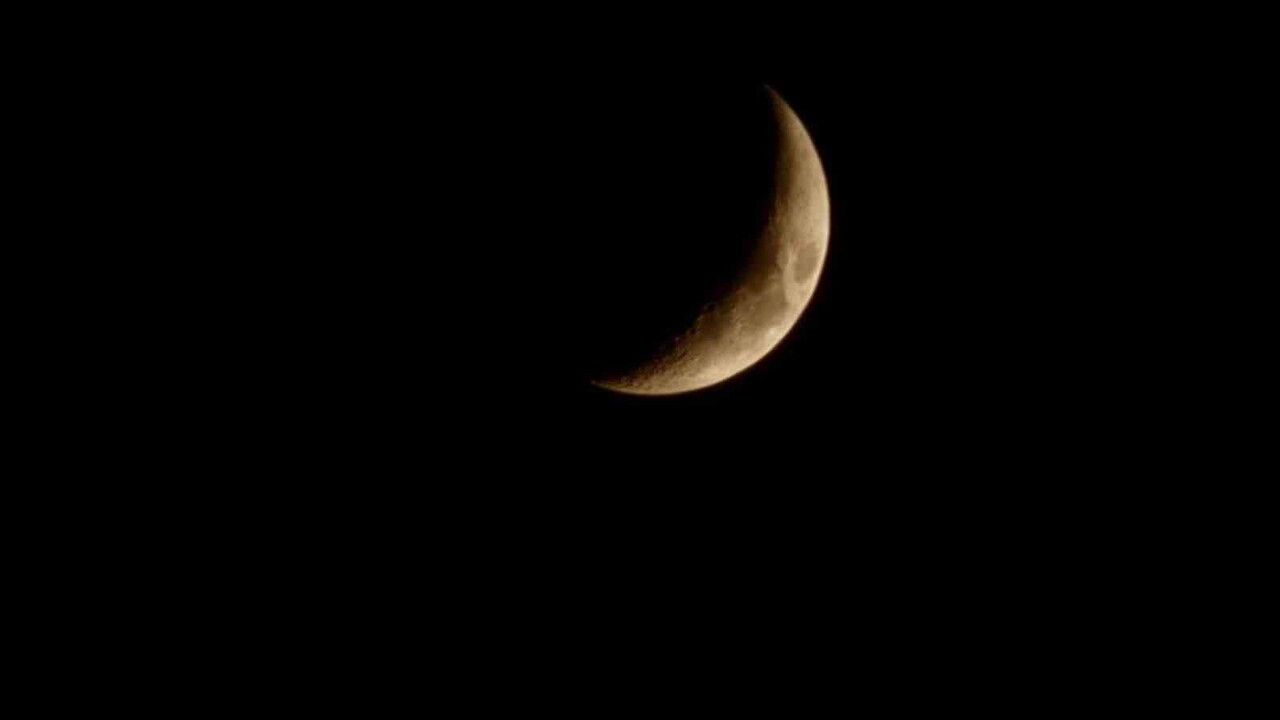 Elazığ’da Hilal Ay Gece Gökyüzünde İzleyenleri Büyüledi