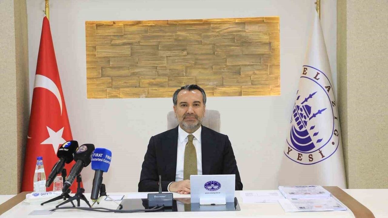 Elazığ'da içme suyu hattı yenilemesi yüzde 99 tamamlandı; Başkan Şerifoğulları mecliste eski ve yeni boruları gösterdi