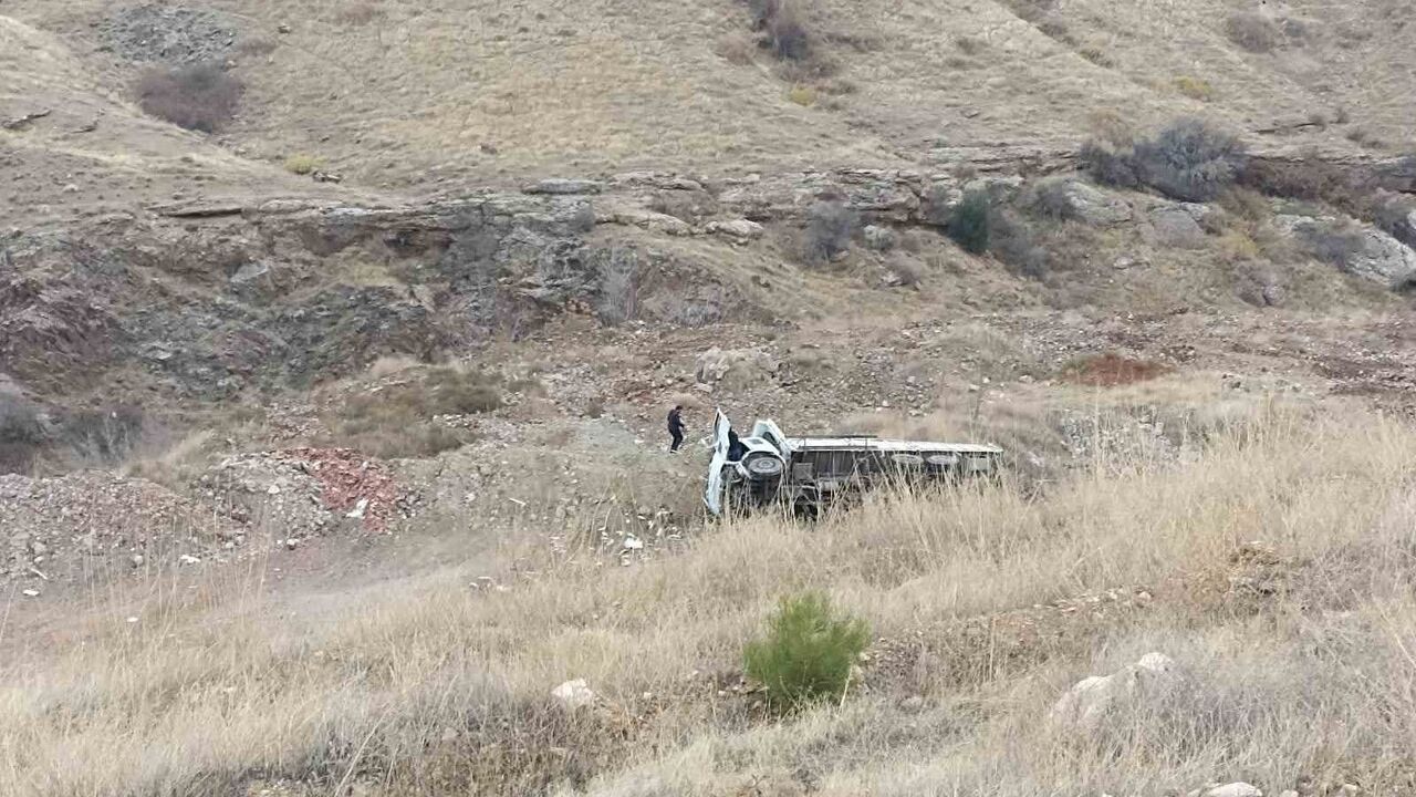 Elazığ'da Keban-Ağın kara yolunda kamyon şarampole devrildi, sürücü hafif yaralandı