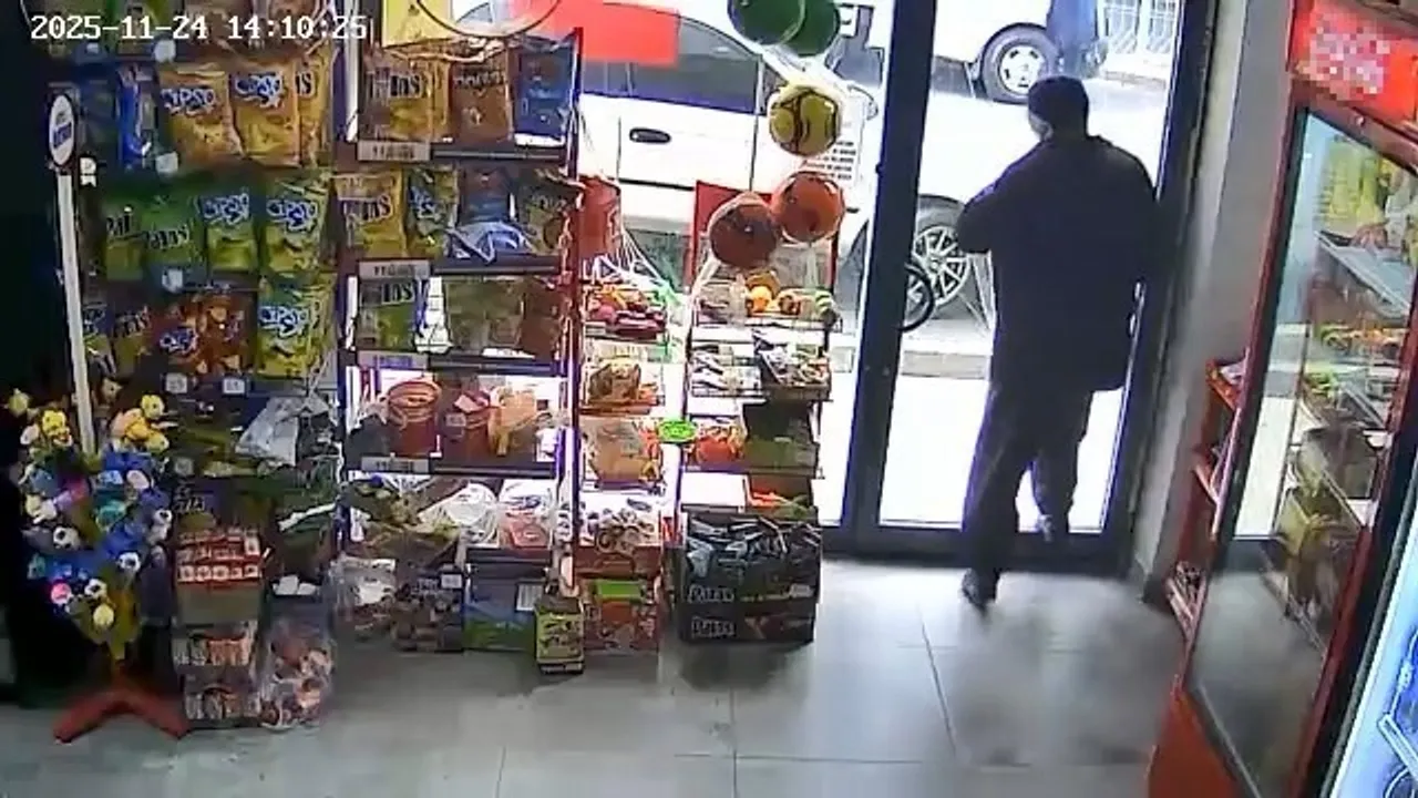 Elazığ'da market çıkışında cam kapıya kafasını çarpan kişinin anları güvenlik kamerasında