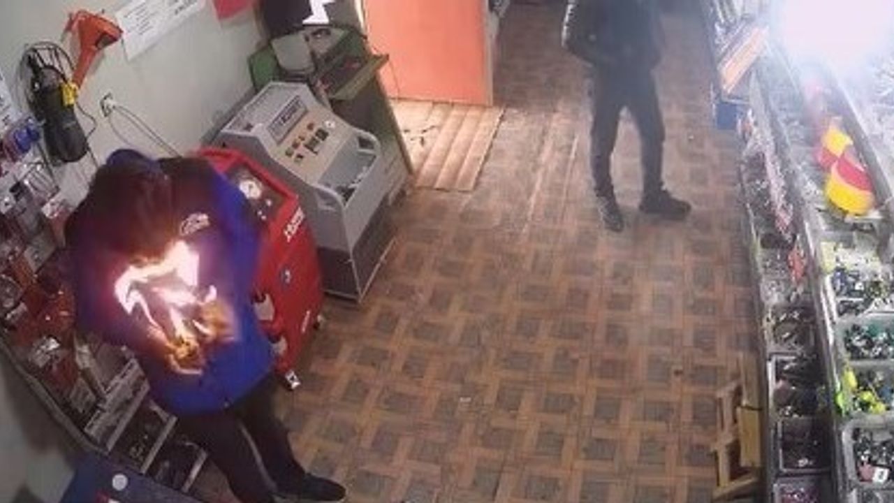 Elazığ'da oto elektrik dükkanında yapıştırıcı sprey alev aldı: o anlar kamerada