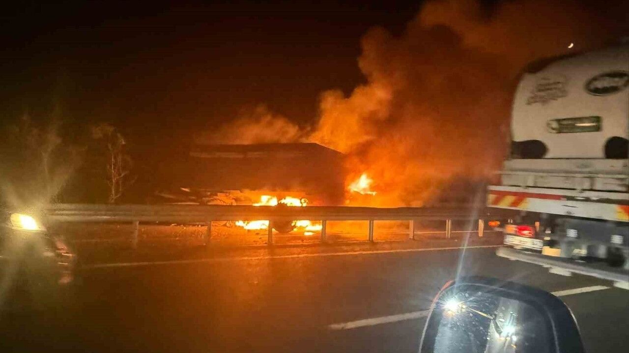 Elazığ'da otomobil traktör römorkuna çarptı: 2 yaralı