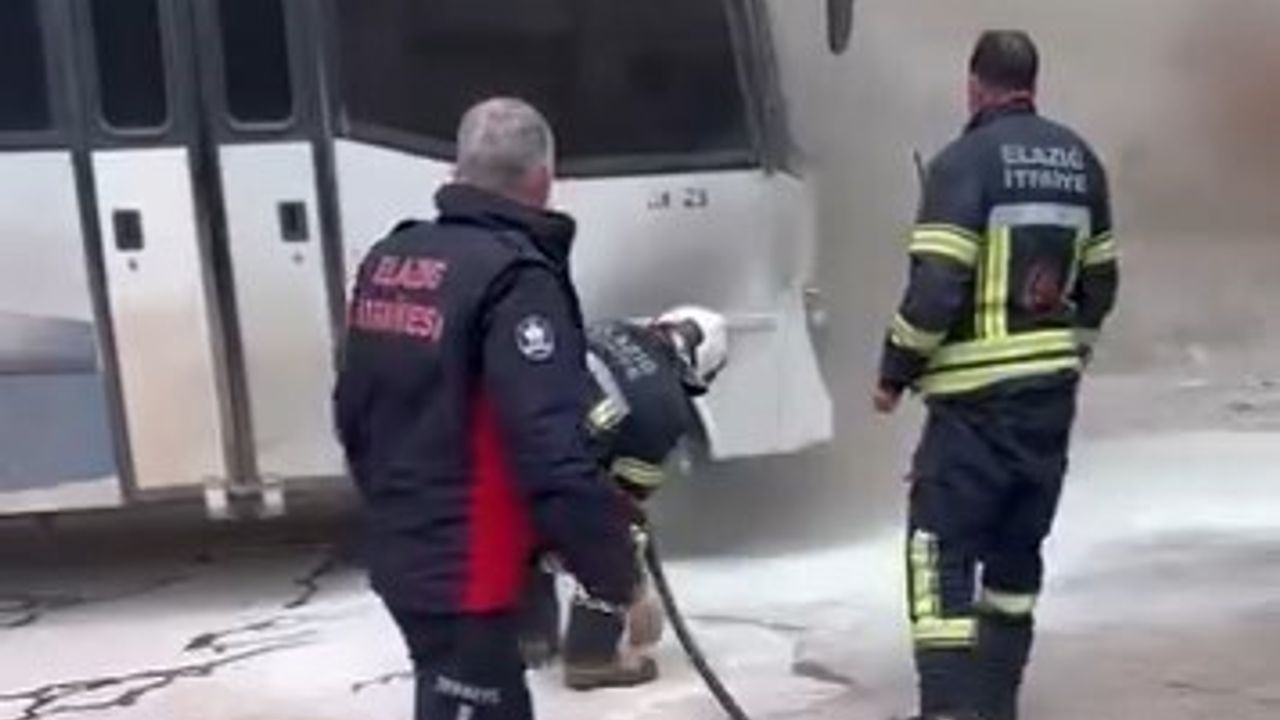 Elazığ'da park halindeki midibüste yangın söndürüldü