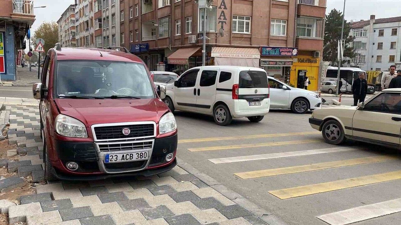 Elazığ'da Pertek Caddesi'nde Trafik Kazası: 1 Kişi Hafif Yaralandı