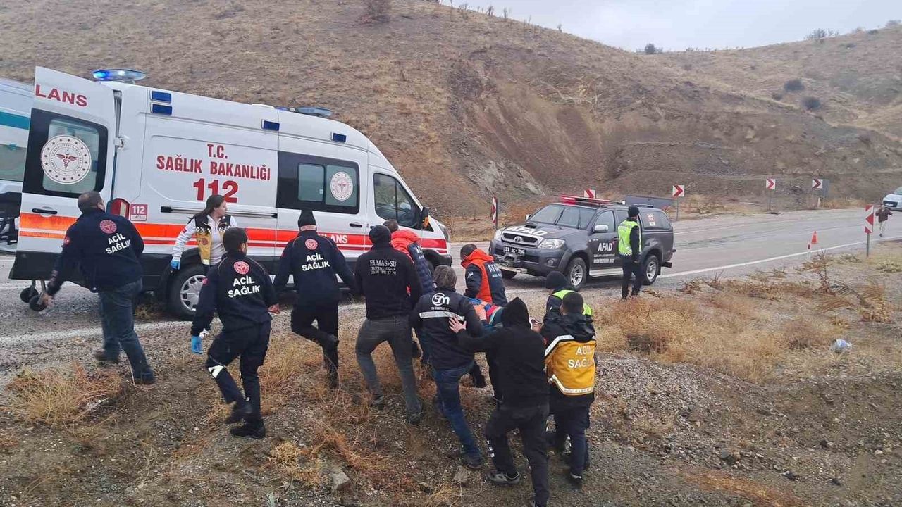 Elazığ'da pikap şarampole uçtu: Karaali mevkiinde 2 kişi yaralandı