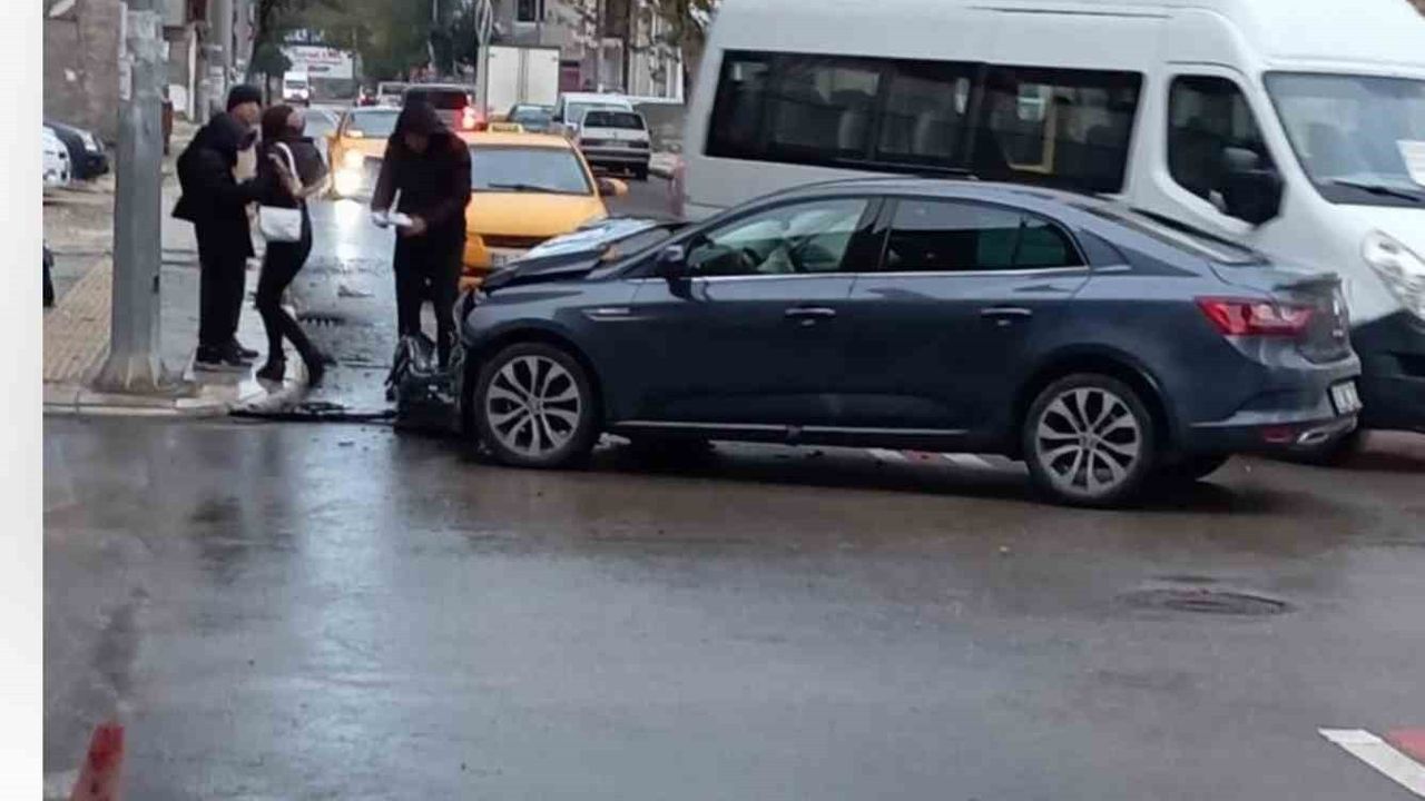 Elazığ'da Rızaiye Mahallesi Pertek Caddesi'nde İki Otomobil Çarpıştı: 1 Yaralı