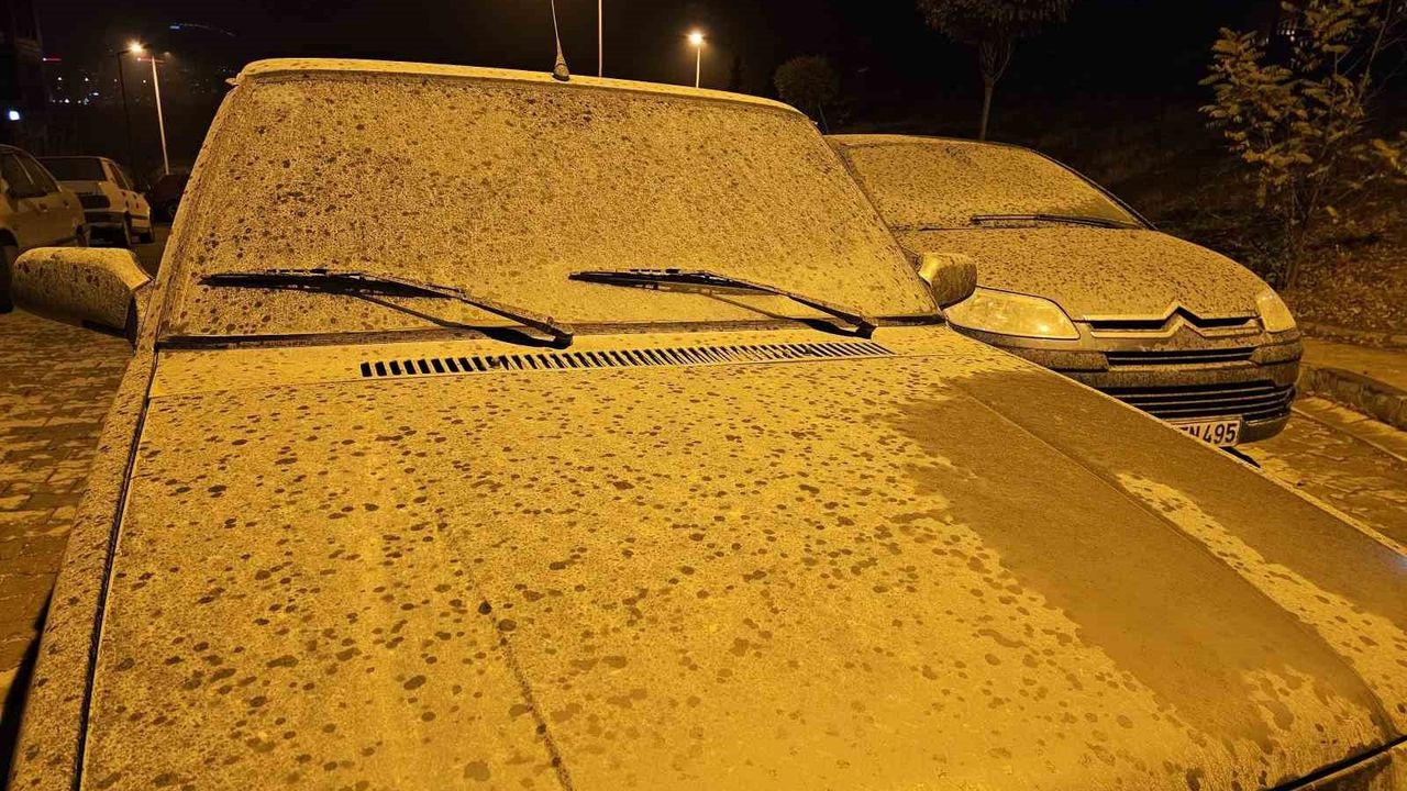 Elazığ'da toz taşınımı yağışla birleşti: Kentte çamur tabakası oluştu