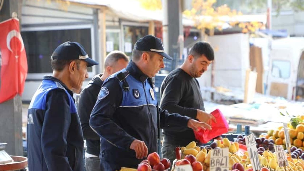 Elazığ'da zabıta ekipleri semt pazarlarını denetledi