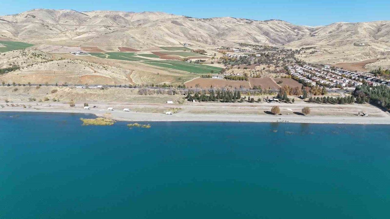 Elazığ İl Özel İdaresi, Hazar Gölü’nde 6. Sezon Temizlik Çalışmalarını Sürdürüyor