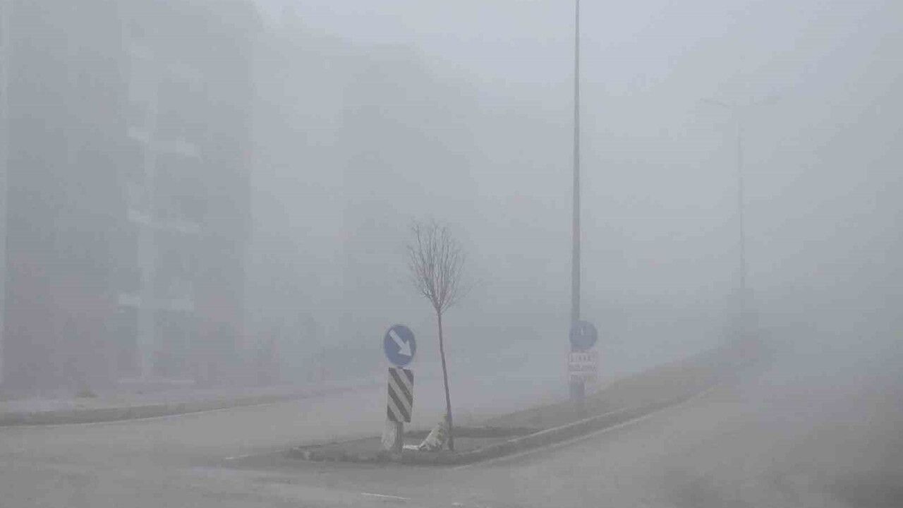 Elazığ’ın yüksek kesimlerinde sis etkili oldu: Görüş 5 metreye kadar düştü