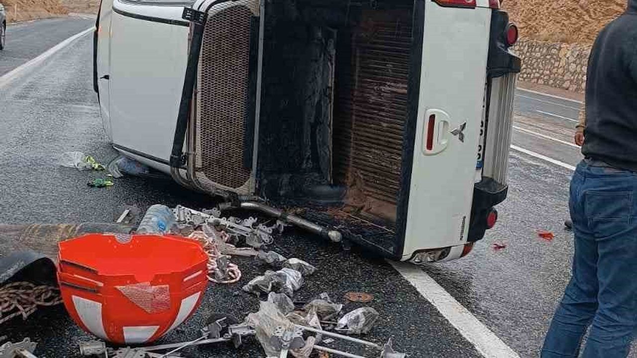 Elazığ-Keban Yolu'nda Kamyonet Devrildi: Yaralanma Yok, Maddi Hasar Var