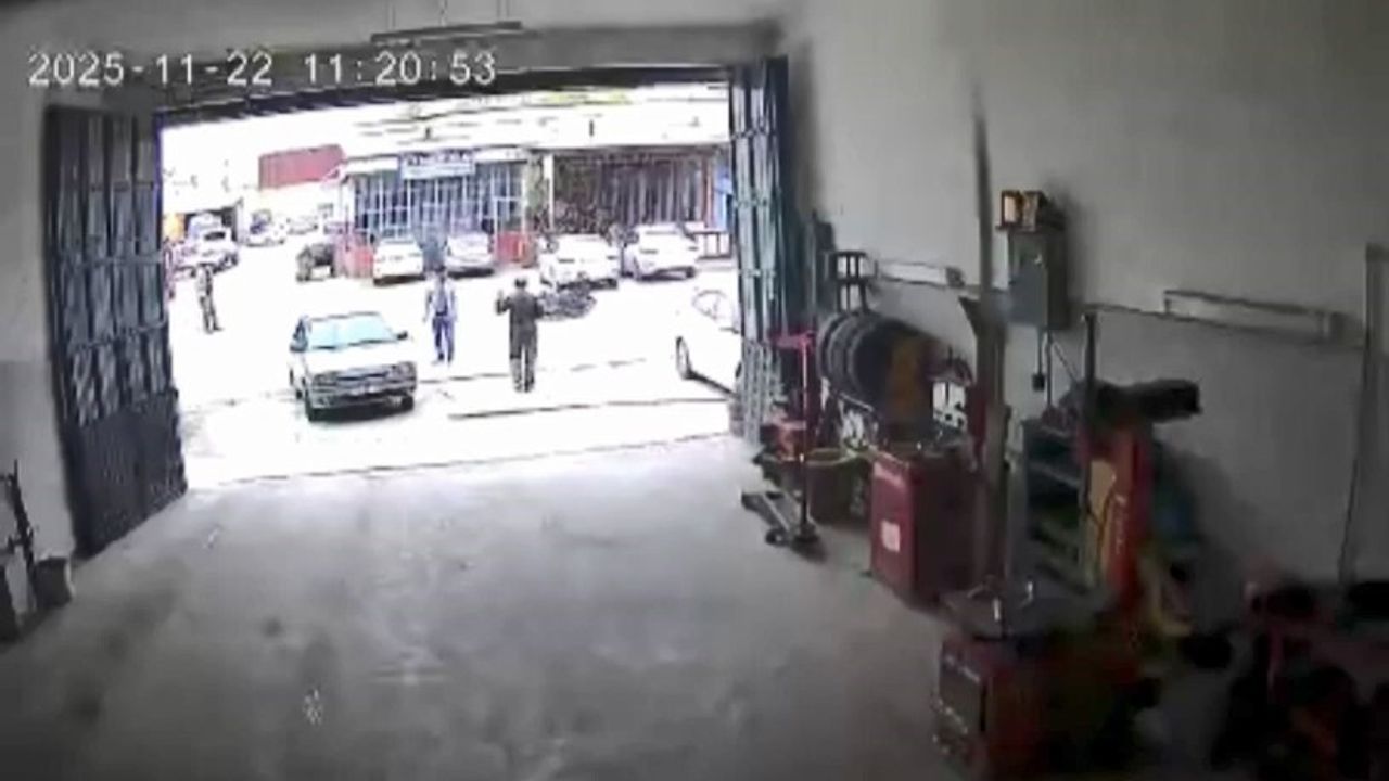 Elazığ Kovancılar'da motosiklet devrildi: Sürücü hafif yaralandı, kaza güvenlik kamerasına yansıdı