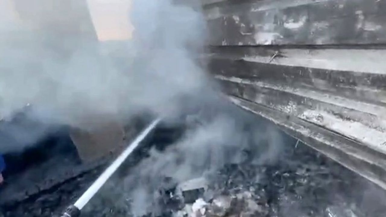 Elazığ Kovancılar Yukarı Köse'de çatı yangını itfaiye müdahalesiyle söndürüldü