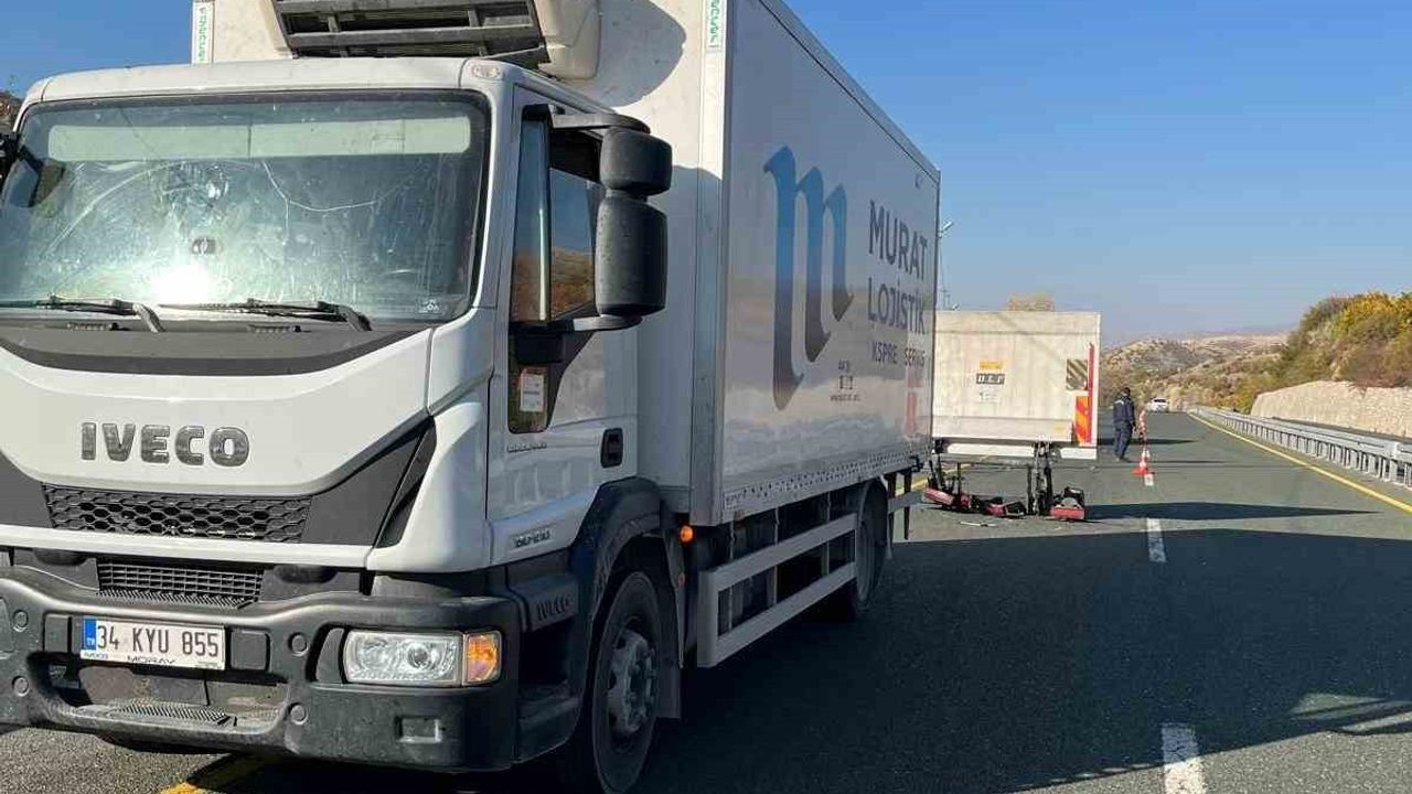 Elazığ-Malatya karayolunda minibüs ile kamyon çarpıştı: 1 yaralı