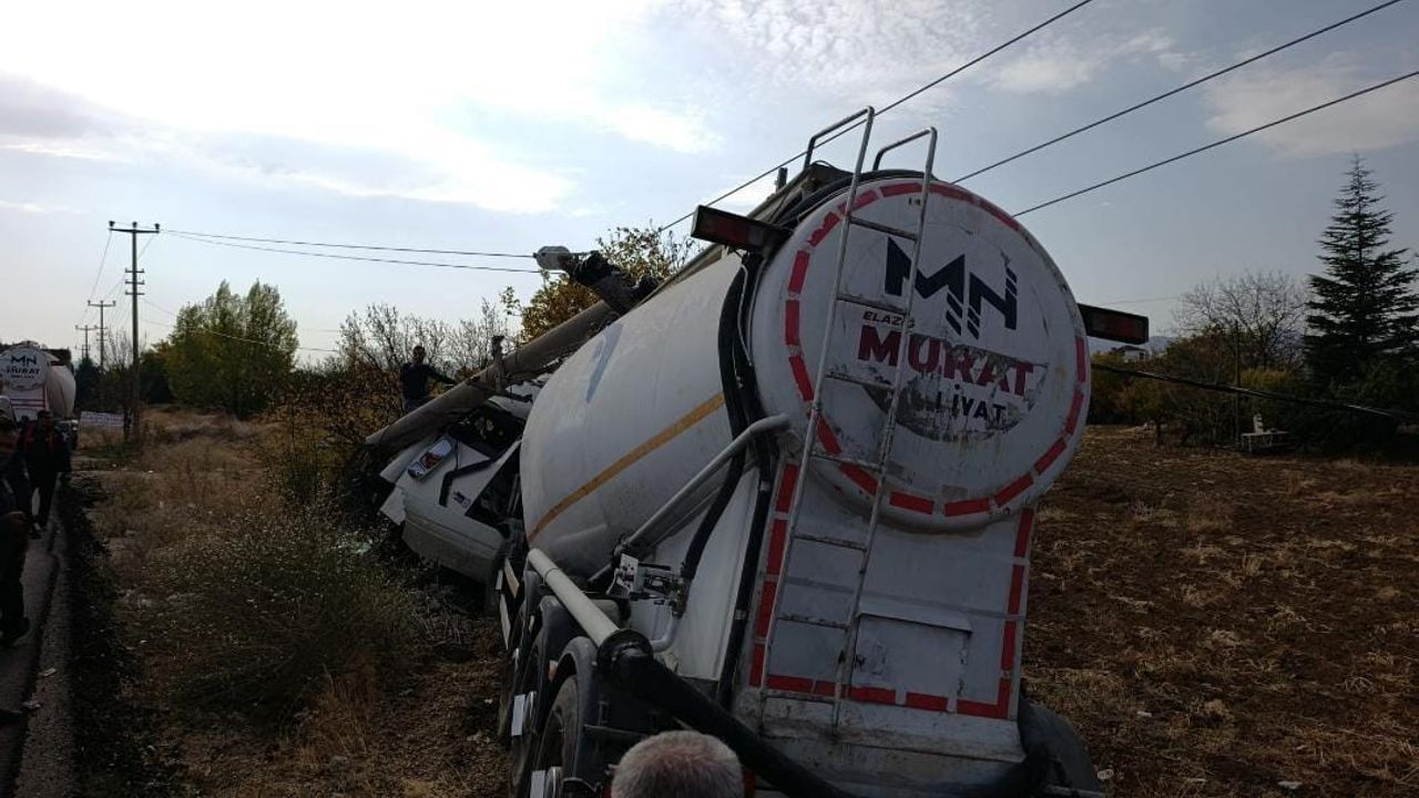 Elazığ-Malatya yolunda silobas takılı tır elektrik direğine çarptı: 1 kişi yaralandı