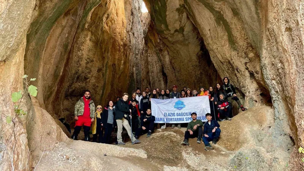 Elazığ Ölbe Vadisi'nde sonbaharda nadir çiğdemler görüntülendi