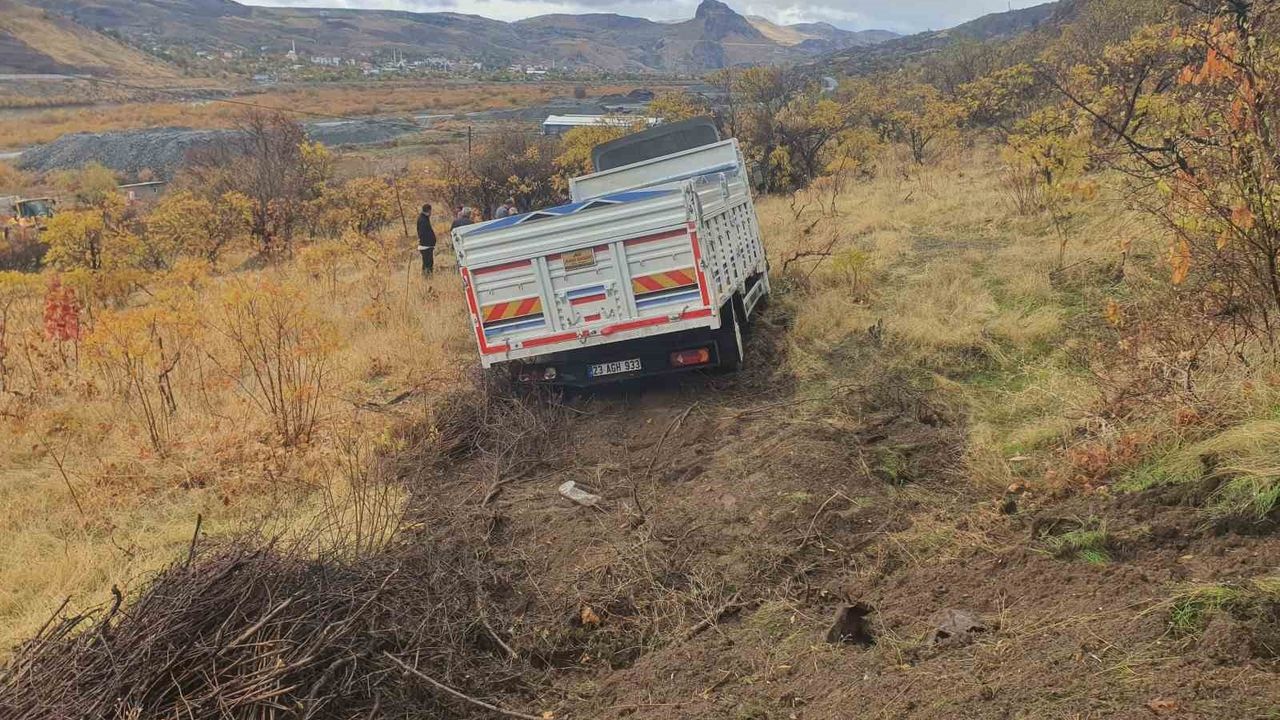 Elazığ Palu’da kamyonet 50 metrelik şarampole uçtu — sürücü yaralanmadan kurtuldu