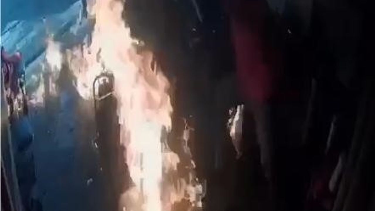 Elazığ Sanayi Sitesi'nde motosiklet yangını: Yanıcı maddeyle müdahale alevleri büyüttü