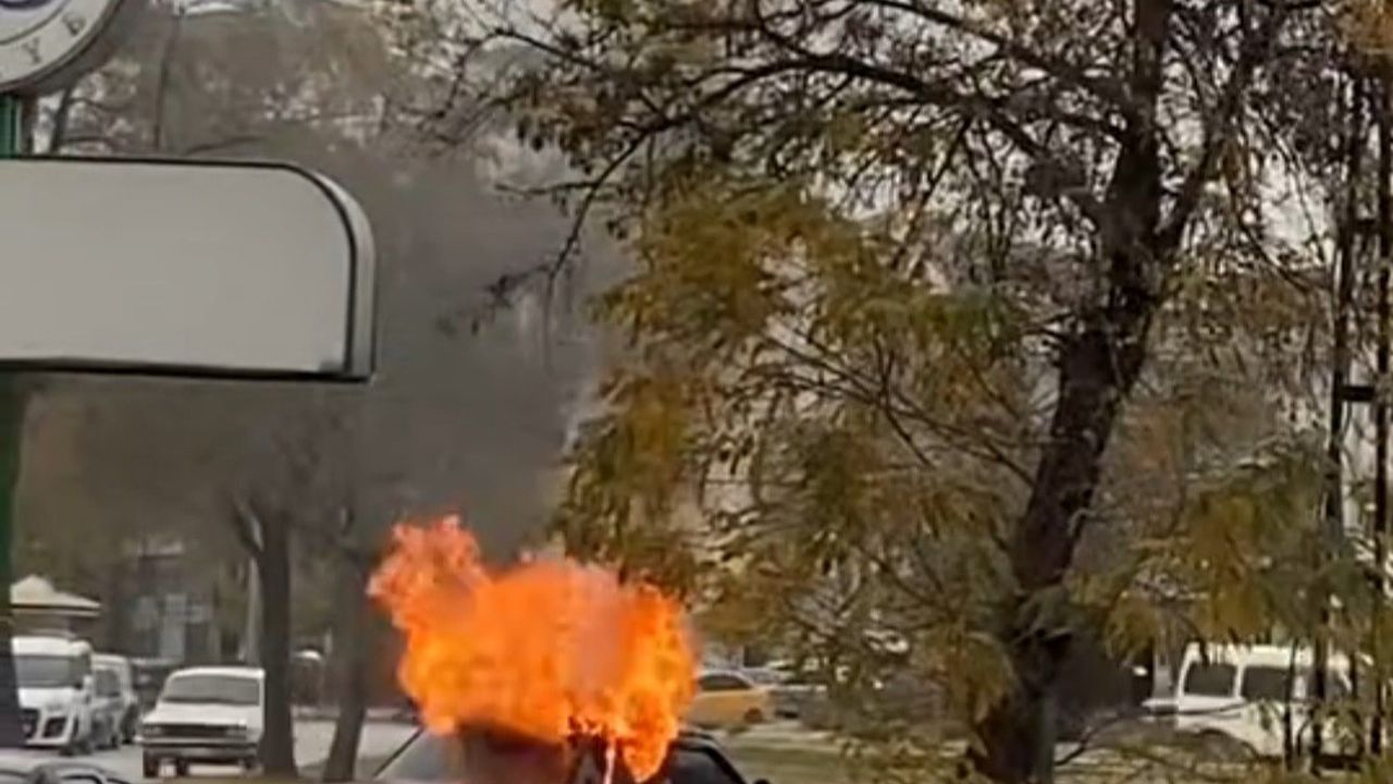 Elazığ Sanayi Sitesi'nde seyir halindeki otomobil yandı; araç kullanılamaz hale geldi