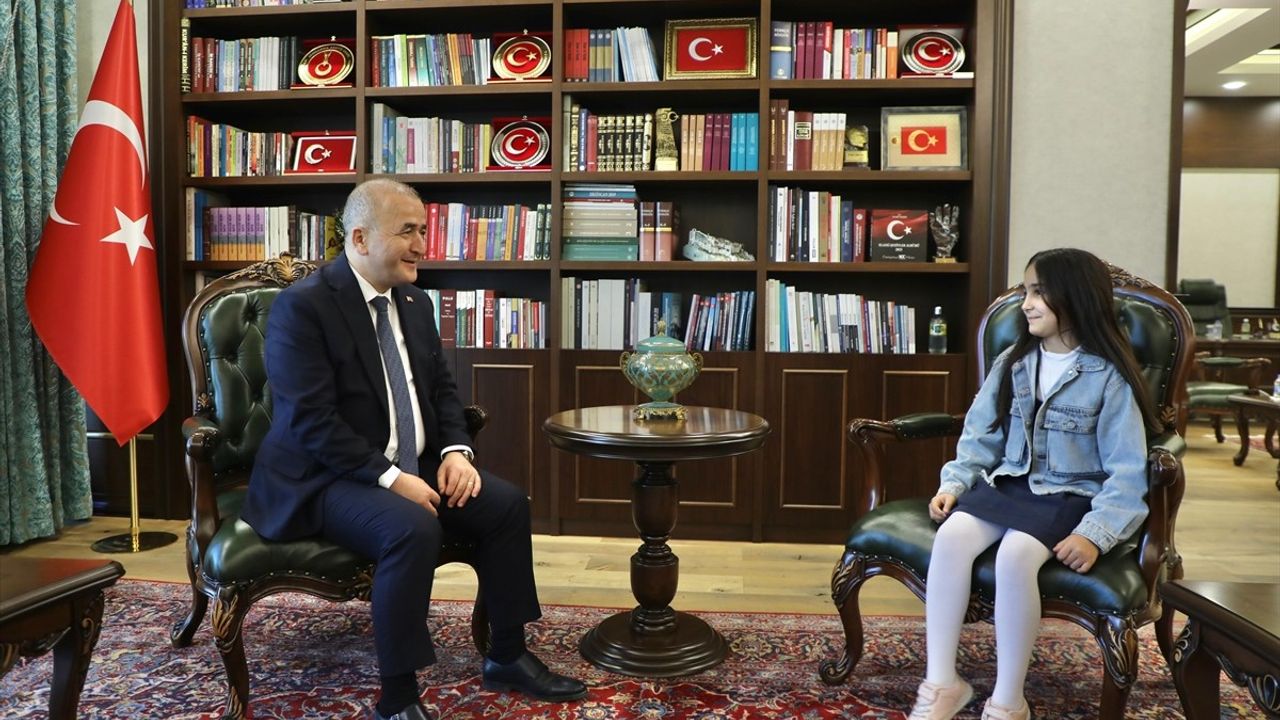 Elazığ Valisi Numan Hatipoğlu, vali olmak isteyen 10 yaşındaki kızı makamında ağırladı