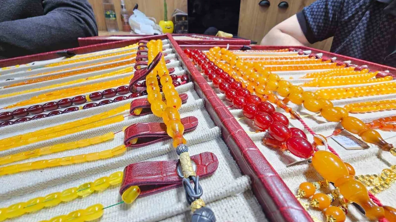 Elazığlı kuyumcu Muhammed Özdemir 10 Osmanlı kehribarı tespihi 1 milyon 600 bin liraya aldı