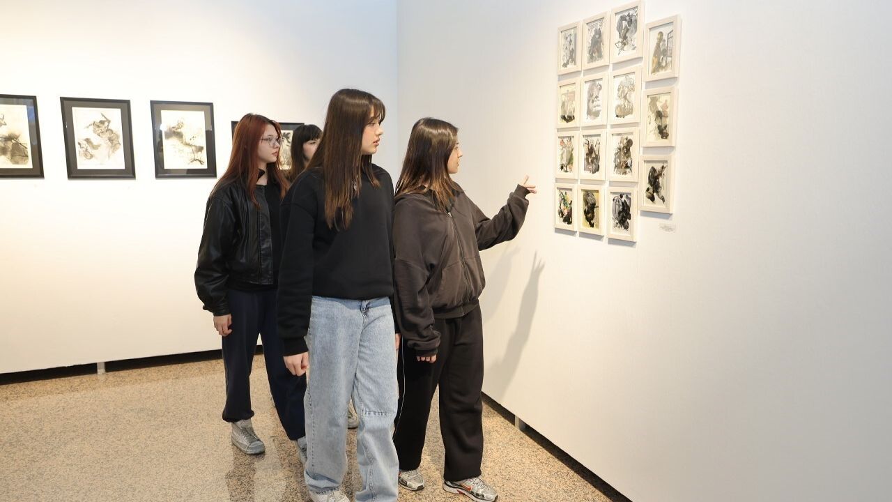 Elif Çelebi'nin 'Varlığın Arayüzü' sergisi Sefaköy Galeri Küp'te — 79 eser, 28 Aralık'a kadar