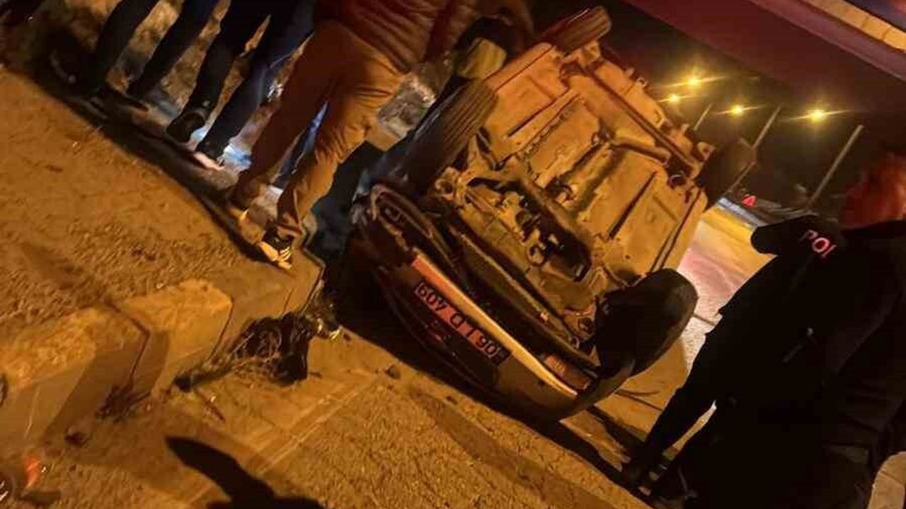 Elmadağ'da çukura giren araç kaldırıma çarpıp devrildi: Aynı aileden 4 yaralı