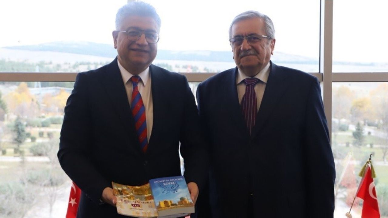 Emekli Müdür Ahmet Urfalı, eserlerini Rektör Kızıltoprak’a takdim etti