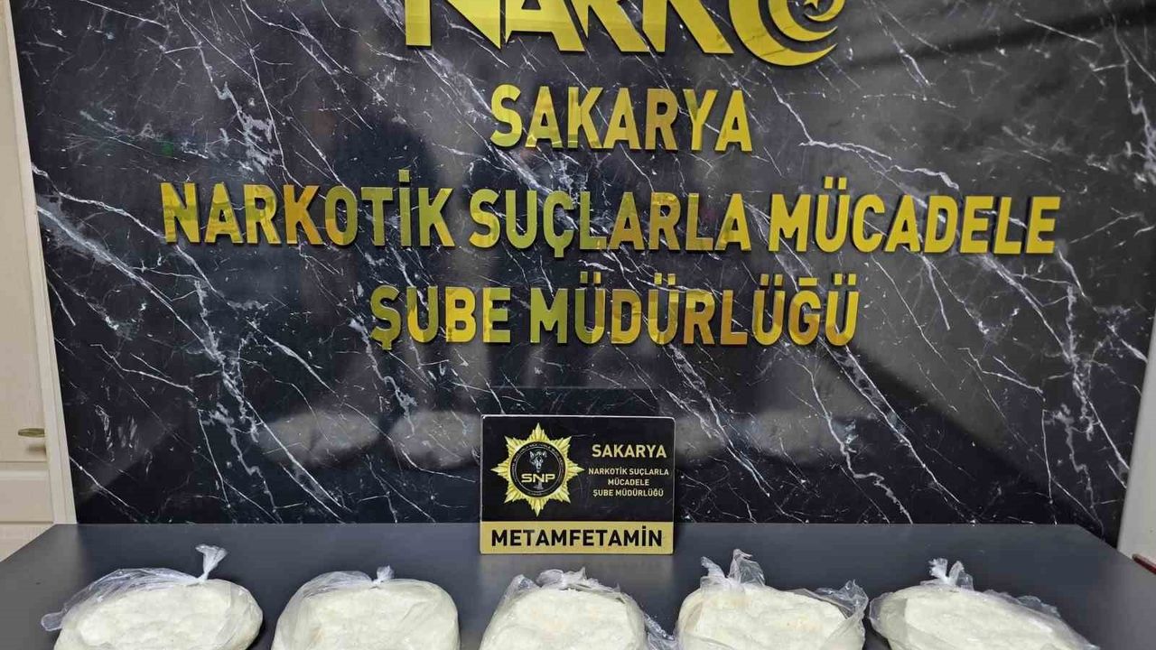 Emekli polis memuru Sakarya'da İstanbul'dan getirdiği 5 kilo metamfetaminle yakalandı